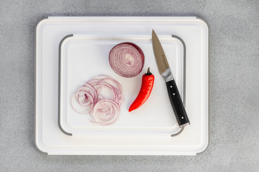 Kitchen Aid vendbart, sklisikkert skjærebrett i hvit PP