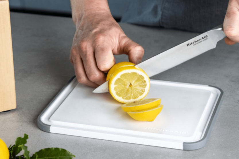 Kitchen Aid vendbart skridsikkert skærebræt i hvid PP