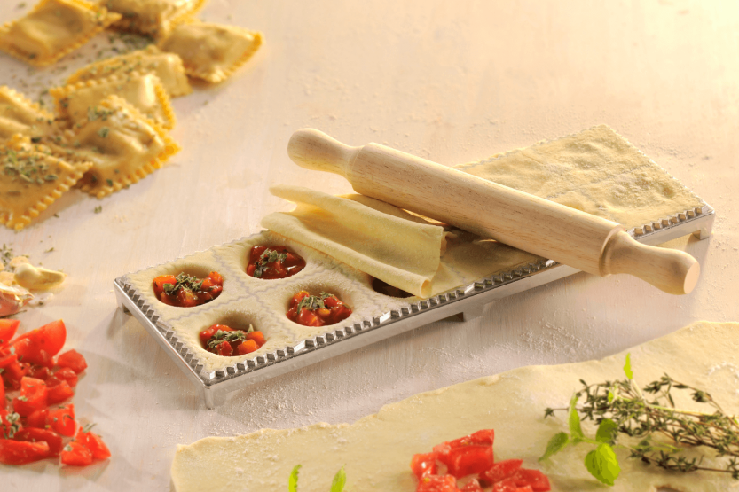 Tabla rectangular para raviolis de polímero Gefu Tasca con rodillo de madera
