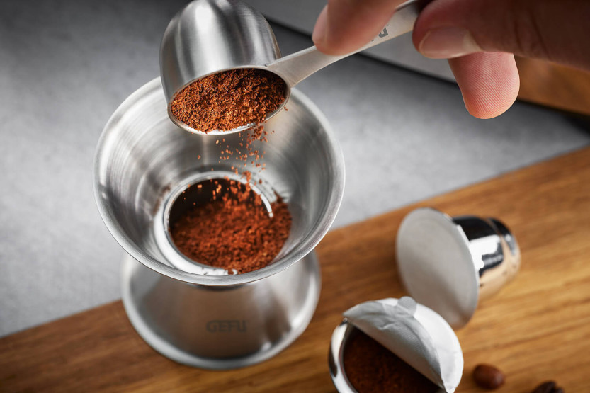 Gefu Conscio Trichter und Kaffeeportionierer mit Tassenhalter aus Edelstahl 18/8