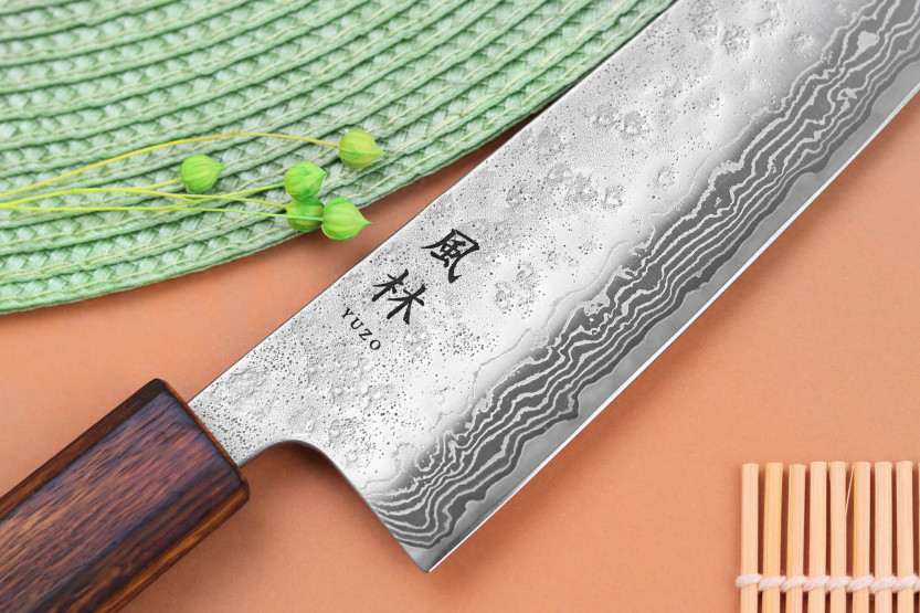 Cuchillo de cocinero tradicional japonés Yuzo Damascus Tsuchime de 21 cm