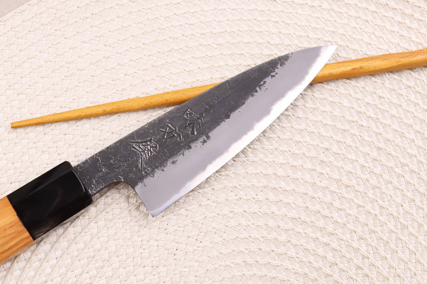 Cuchillo de pelar tradicional japonés Hinoura Mutsumi Ajikataya Negro Nashiji de 10cm