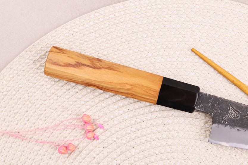 Cuchillo de pelar tradicional japonés Hinoura Mutsumi Ajikataya Negro Nashiji de 10cm