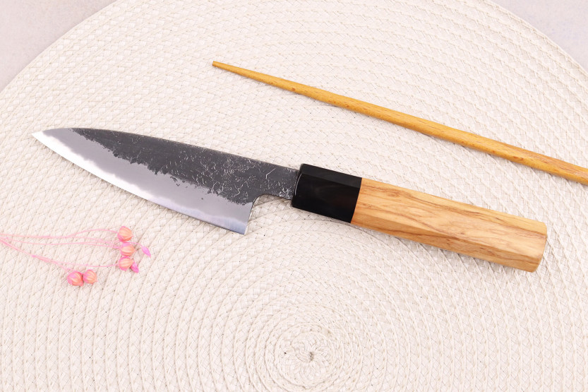 Cuchillo de pelar tradicional japonés Hinoura Mutsumi Ajikataya Negro Nashiji de 10cm
