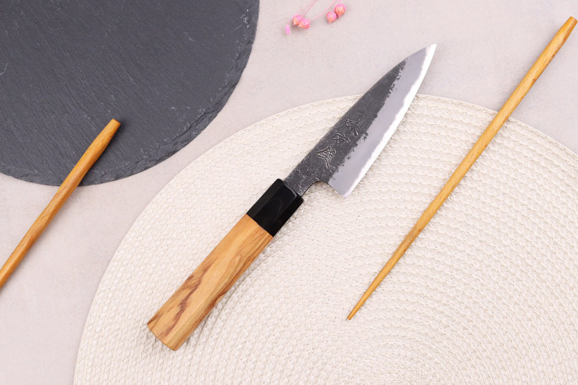 Cuchillo de pelar tradicional japonés Hinoura Mutsumi Ajikataya Negro Nashiji de 10cm
