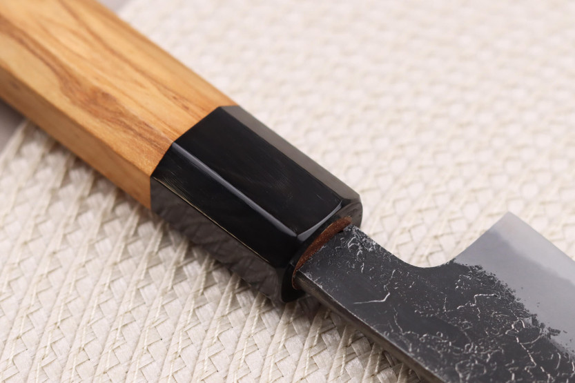 Cuchillo de pelar tradicional japonés Hinoura Mutsumi Ajikataya Negro Nashiji de 10cm