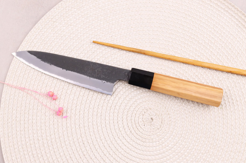 Couteau universel 13,5cm japonais artisanal Hinoura Mutsumi Ajikataya Black Nashiji