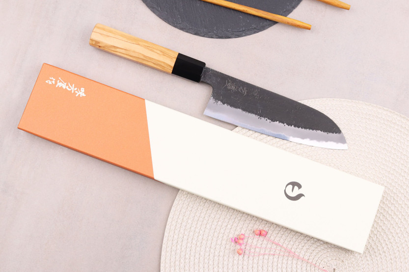 santokukniv 16,5cm japonais artisanal Hinoura Mutsumi Ajikataya Black Nashiji