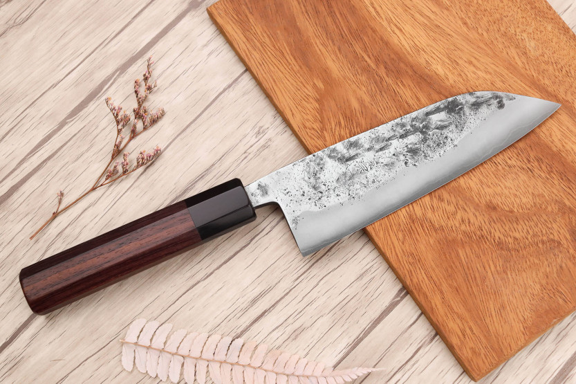 16,5 cm Yoshimune japansk santokukniv av Kawamura WS2 polert