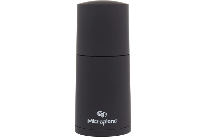 Microplane Specialty Series 2-in-1 -maustemylly ruostumattomasta teräksestä ja mustasta polymeeristä.