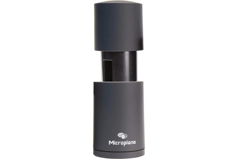 Microplane Specialty Series 2-in-1 -maustemylly ruostumattomasta teräksestä ja mustasta polymeeristä.