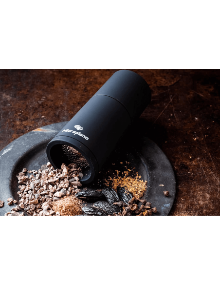 Microplane Specialty Series 2-in-1 -maustemylly ruostumattomasta teräksestä ja mustasta polymeeristä.
