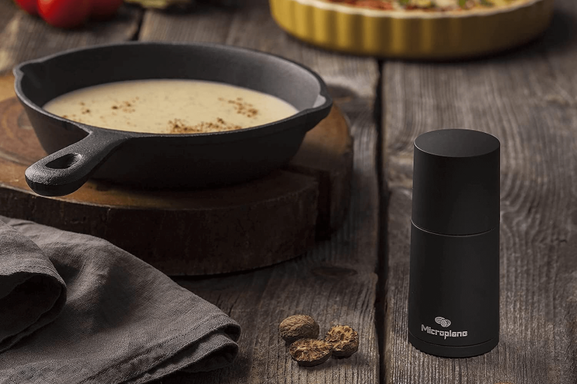 Moinho de especiarias 2 em 1 da Microplane Specialty Series em aço inoxidável e polímero preto