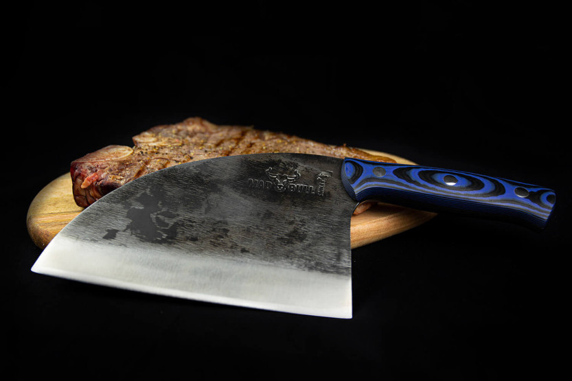Samura Mad Bull serbisk kniv 18cm G10- och kolfiberhandtag, blå och svart