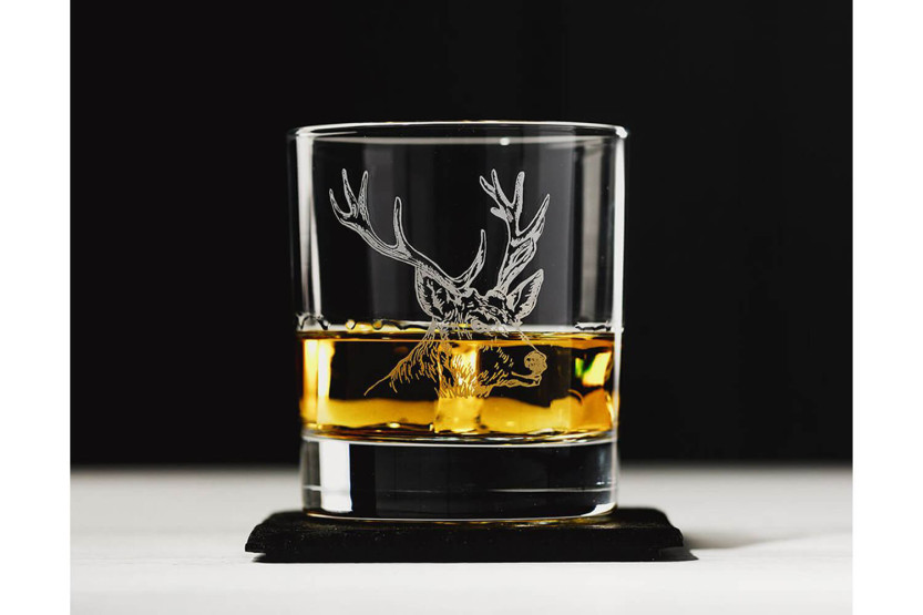 Whiskyglas mit Untersetzer Selbrae House - Hirschmotiv
