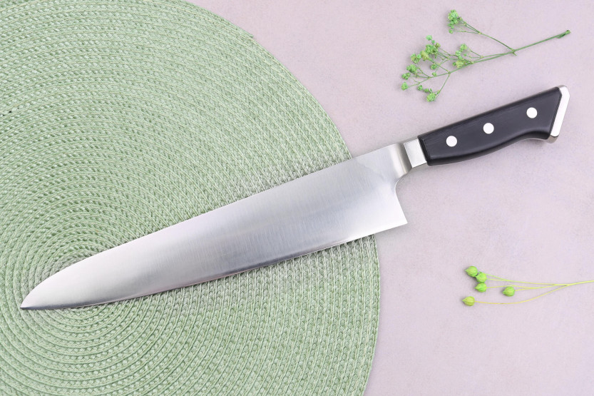 Glestain K-serie 24 cm japansk kokkekniv med granton-egg