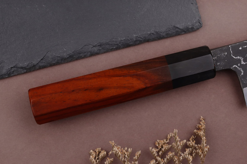 Faca de chef japonesa Hinoura Tsukasa River Jump de 21 cm com cabo de madeira sanguínea