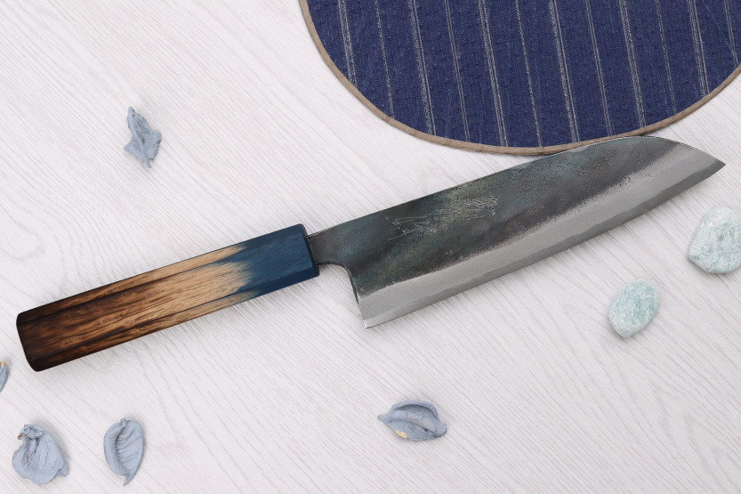 16,5cm japanilainen santoku-veitsi Yoshihiro Rugged Musta