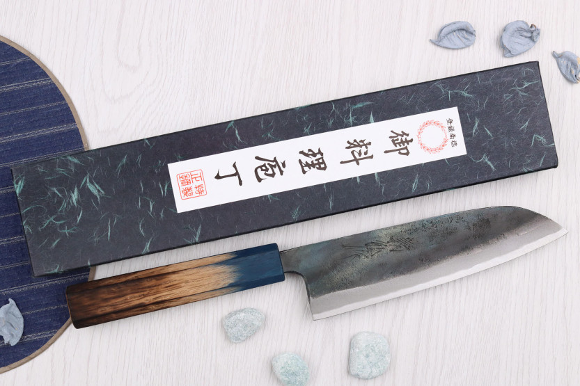 faca santoku Yoshihiro Rugged Black de 16,5 cm, feita à mão no Japão