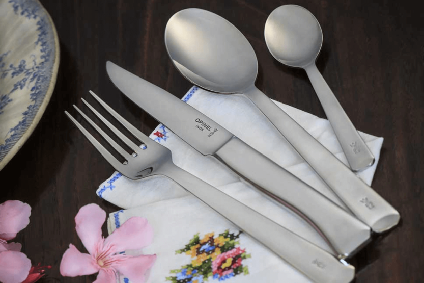 Æske med 4 Opinel Perpétue bordgafler, alle i rustfrit stål