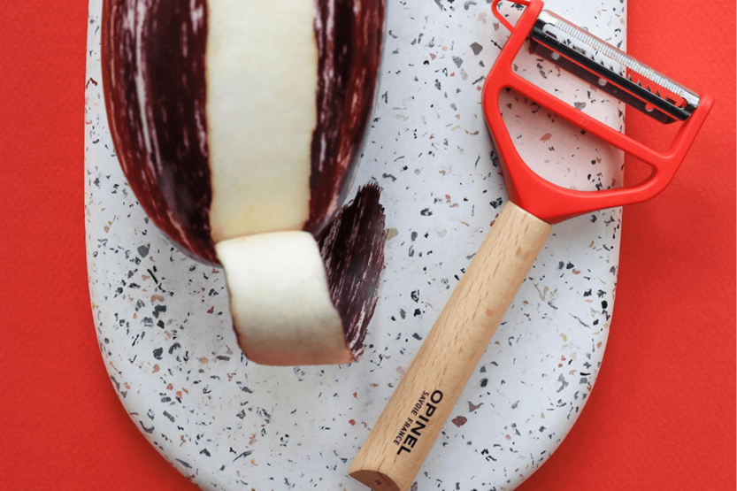 Opinel T-Duo rød skreller med doble mikrotannede blad og julienneblad, håndtak i bøk