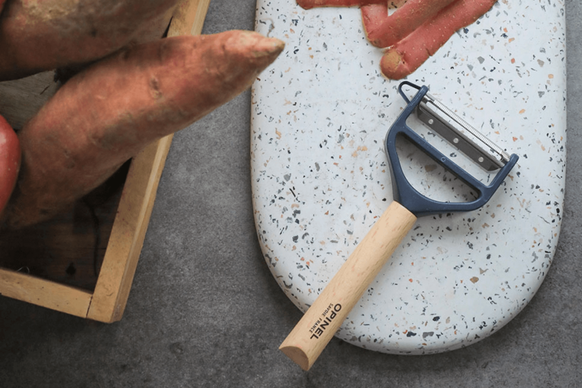 Opinel T-Duo blå skræller med dobbelte mikrosavede og julienne-knive, håndtag af bøgetræ