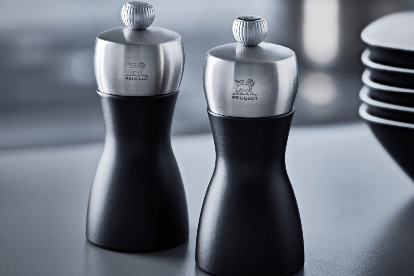 Peugeot Fidji Duo-Set aus Pfeffer- und Trockensalzmühlen aus Buchenholz und schwarzem Edelstahl