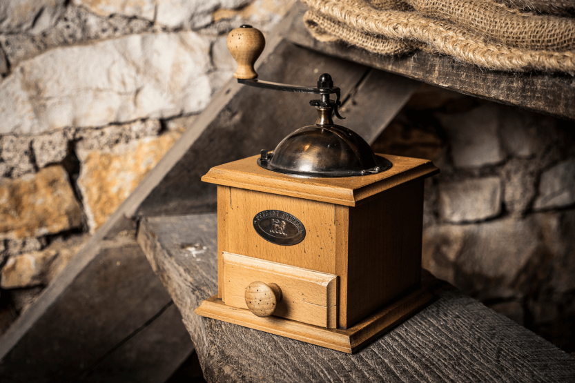 Peugeot Antieke handmatige koffiemolen in verweerd beuken 21cm