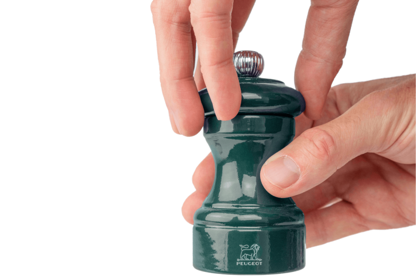 Molinillo de sal en seco manual Peugeot Bistro en madera de haya lacada verde bosque 10cm