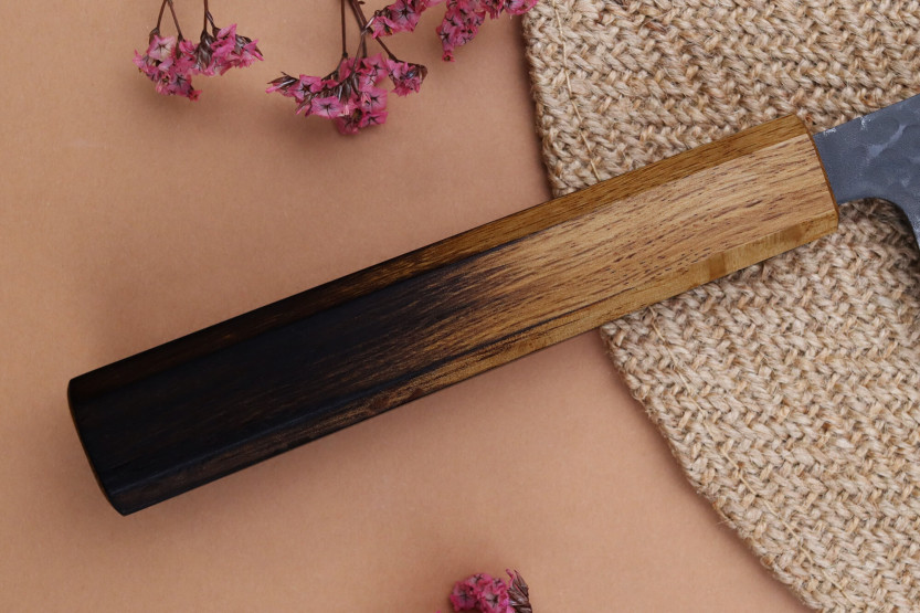 24 cm håndlavet japansk Kiritsuke-kniv Yuzo Black AS brændt eg