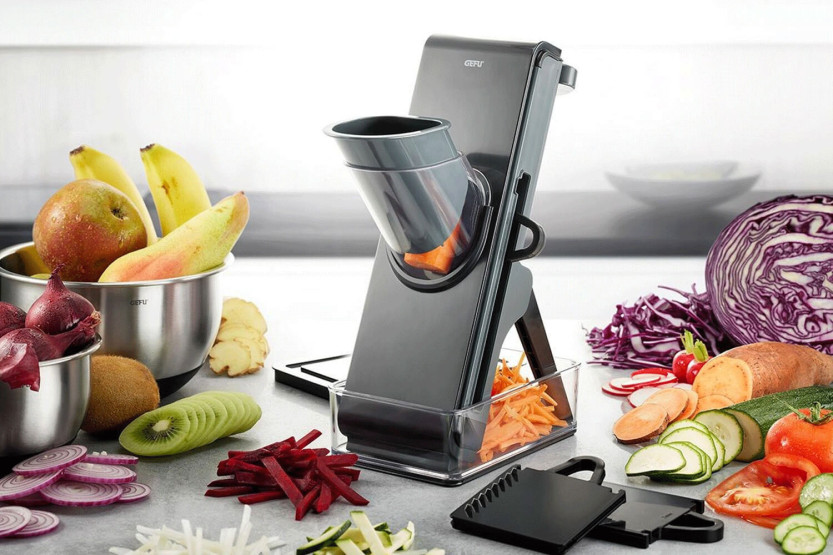 mandolina de cocina vertical Gefu Stando con recipiente colector y tapa