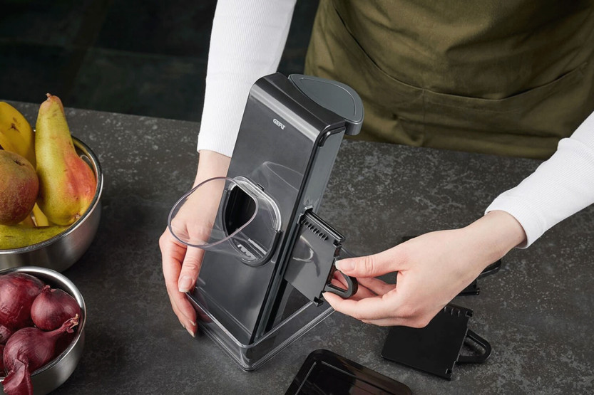 mandolina de cocina vertical Gefu Stando con recipiente colector y tapa