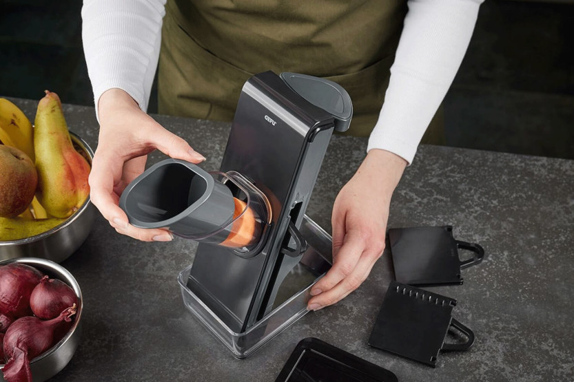 mandolina de cocina vertical Gefu Stando con recipiente colector y tapa