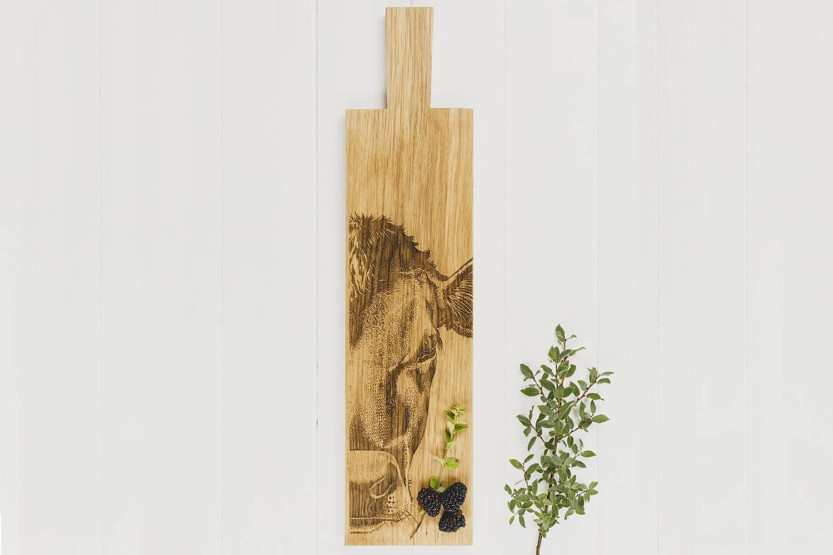 Selbrae House appetitvækkerbræt i egetræ 65x15x2cm med håndtag - ko-motiv