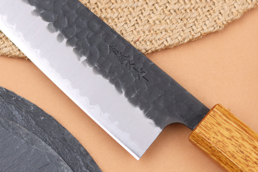 Coltello bunka giapponese artigianale Yuzo Black AS in rovere bruciato da 17 cm
