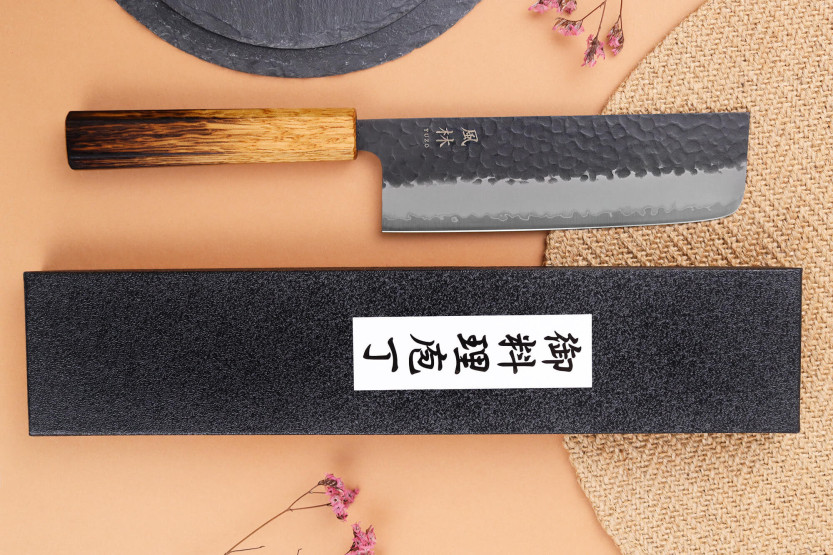 16,5 cm japansk håndlaget nakiri-kniv Yuzo Black AS brent eik