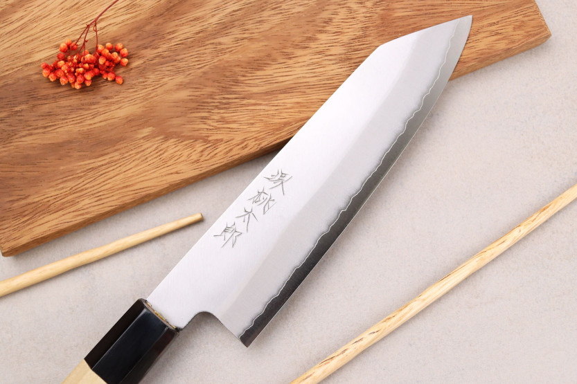 Momotaro Ginsan 18 cm santokukniv kiritsuke japansk håndlaget santokukniv magnoliahåndtak