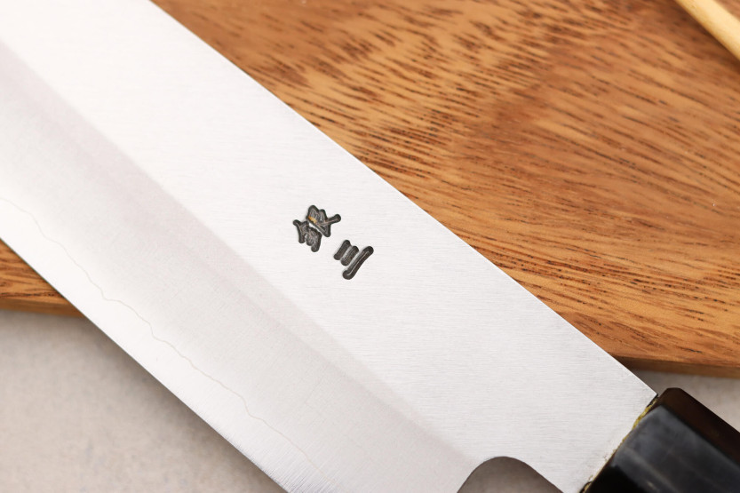 Momotaro Ginsan 18cm santokukniv kiritsuke japansk handgjord santokukniv magnolia handtag