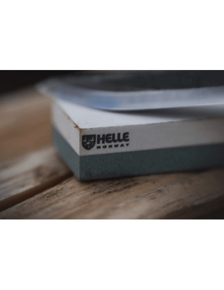 Helle H300301 kaksipuolinen hiomakivi 320/500 karkeudella koko S nahkakotelolla varustettuna.