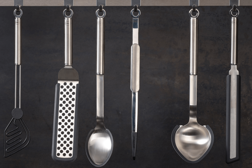 Espátula para panquecas Rösle em silicone preto e aço inoxidável