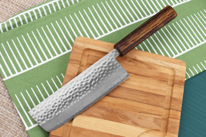 16,5 cm Masutani hamret japansk håndlaget nakiri-kniv med eikeskaft