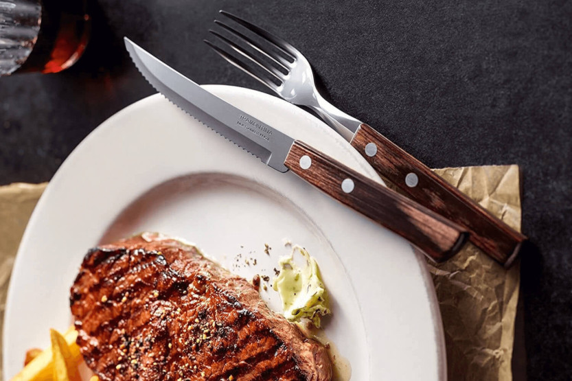 Set in scatola 6 coltelli da bistecca con lama seghettata + 6 forchette Tramontina Churrasco con manico marrone