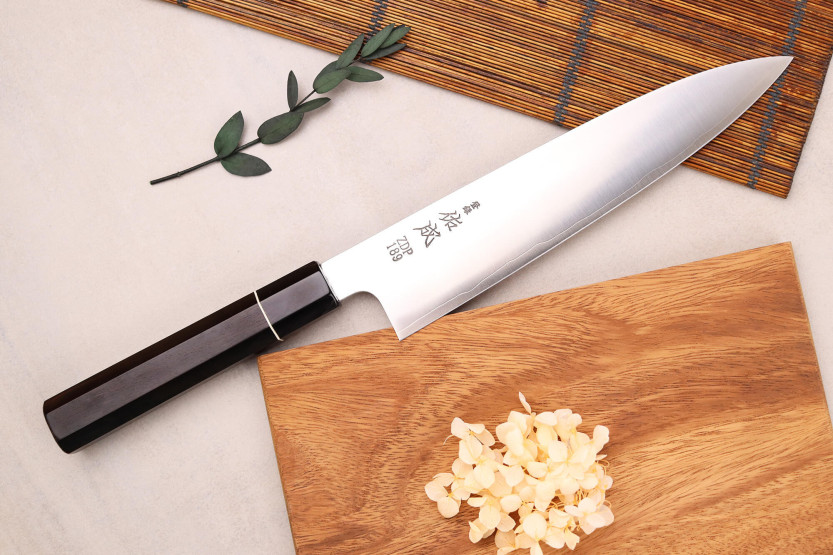ZDP-189 San Maï Faca de chef artesanal japonesa de 24 cm, cabo em ébano, Sukenari