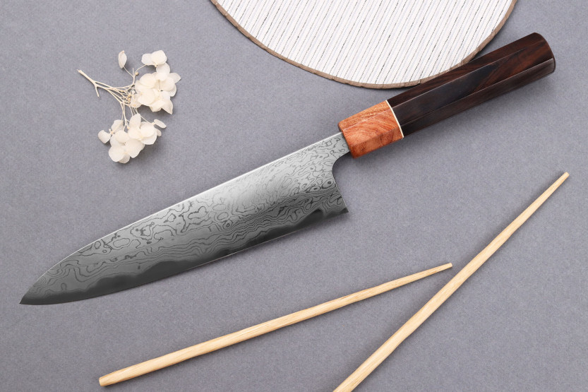 Faca de cozinha japonesa artesanal Toshihiro Wakui Aogami 2 laminada em damasco de 21 cm