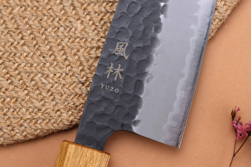 16,5cm Japans santoku mes Yuzo Black AS gebrand eiken