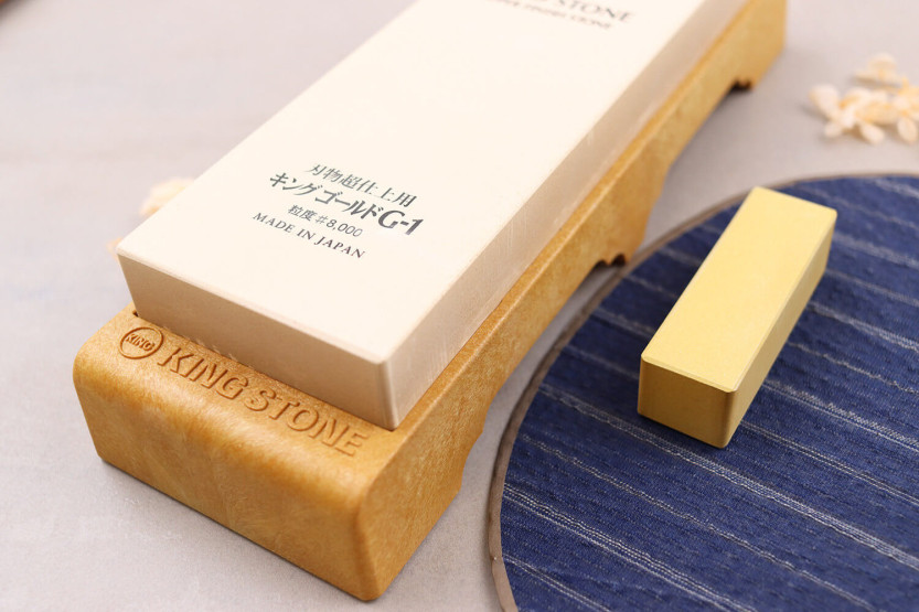 Piedra de afilar japonesa King Gold Super Finish grano 8000 con soporte + piedra Nagura