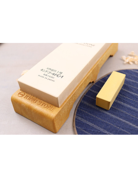 Japansk slibesten King Gold Super Finish korn 8000 med holder + Nagura-sten