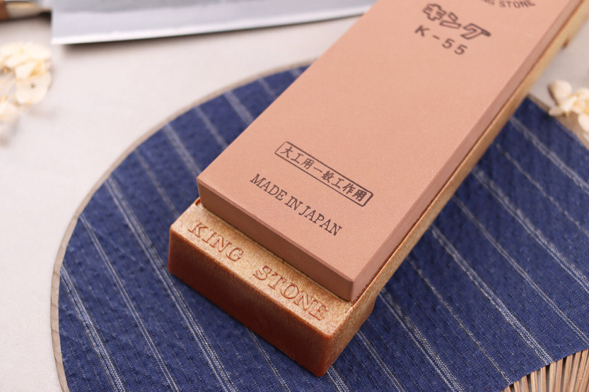 Japanischer Schleifstein King Sharpening Körnung 1000 mit Halterung