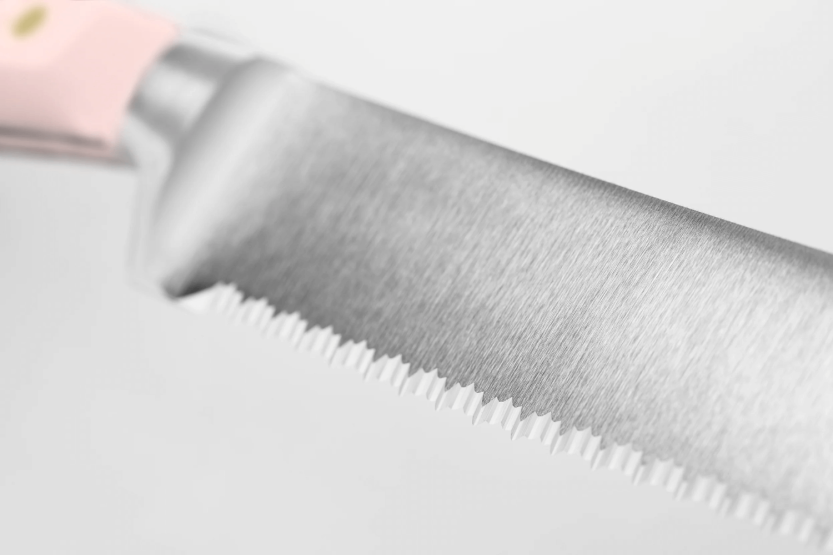 Wusthof Classic Colour Pink Himalayan Salt smidd brødkniv 23 cm med mikrotannet blad