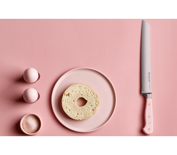 Wusthof Classic Colour Pink Himalayan Salt smidd brødkniv 23 cm med mikrotannet blad 2